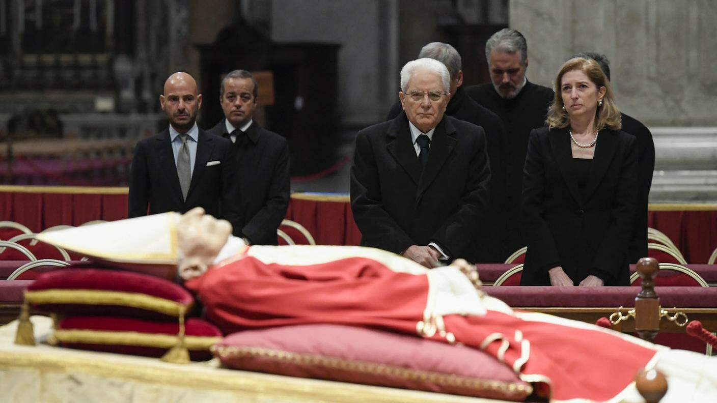Il presidente della Repubblica Sergio Mattarella e la figlia Lara davanti alla salma di Benedetto XVI