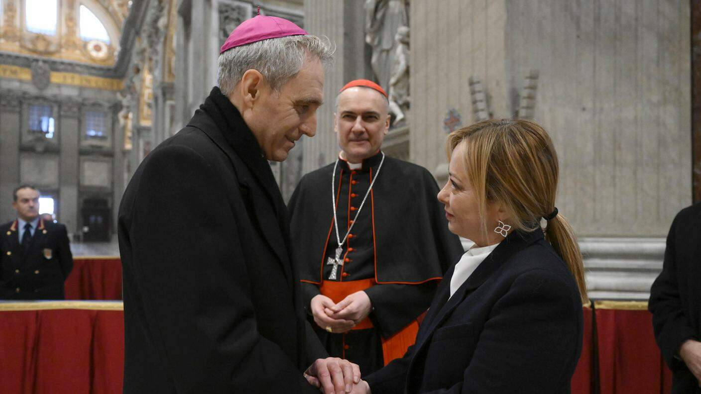 La premier italiana Giorgia Meloni con l'arcivescovo Georg Gaenswein 