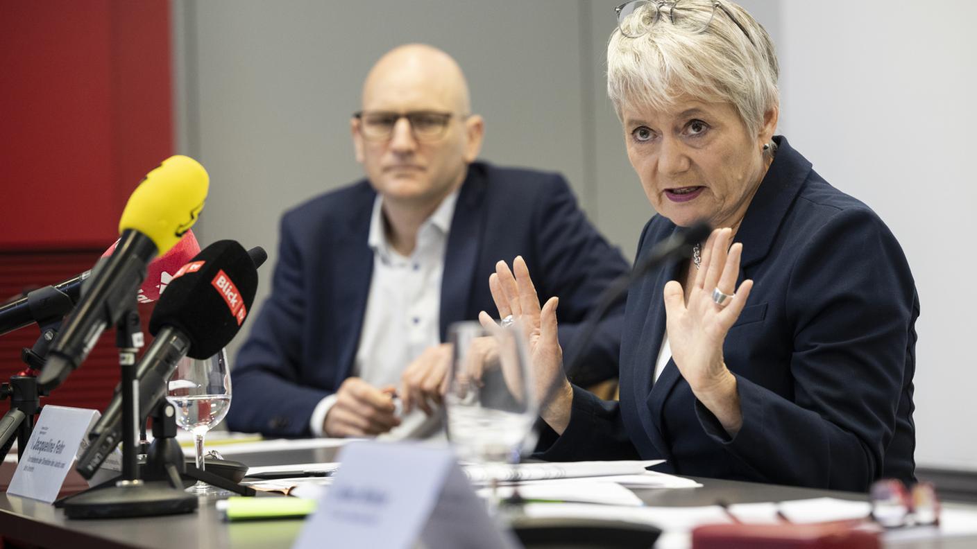 Jacqueline Fehr durante la conferenza stampa sul caso tenutasi un mese fa