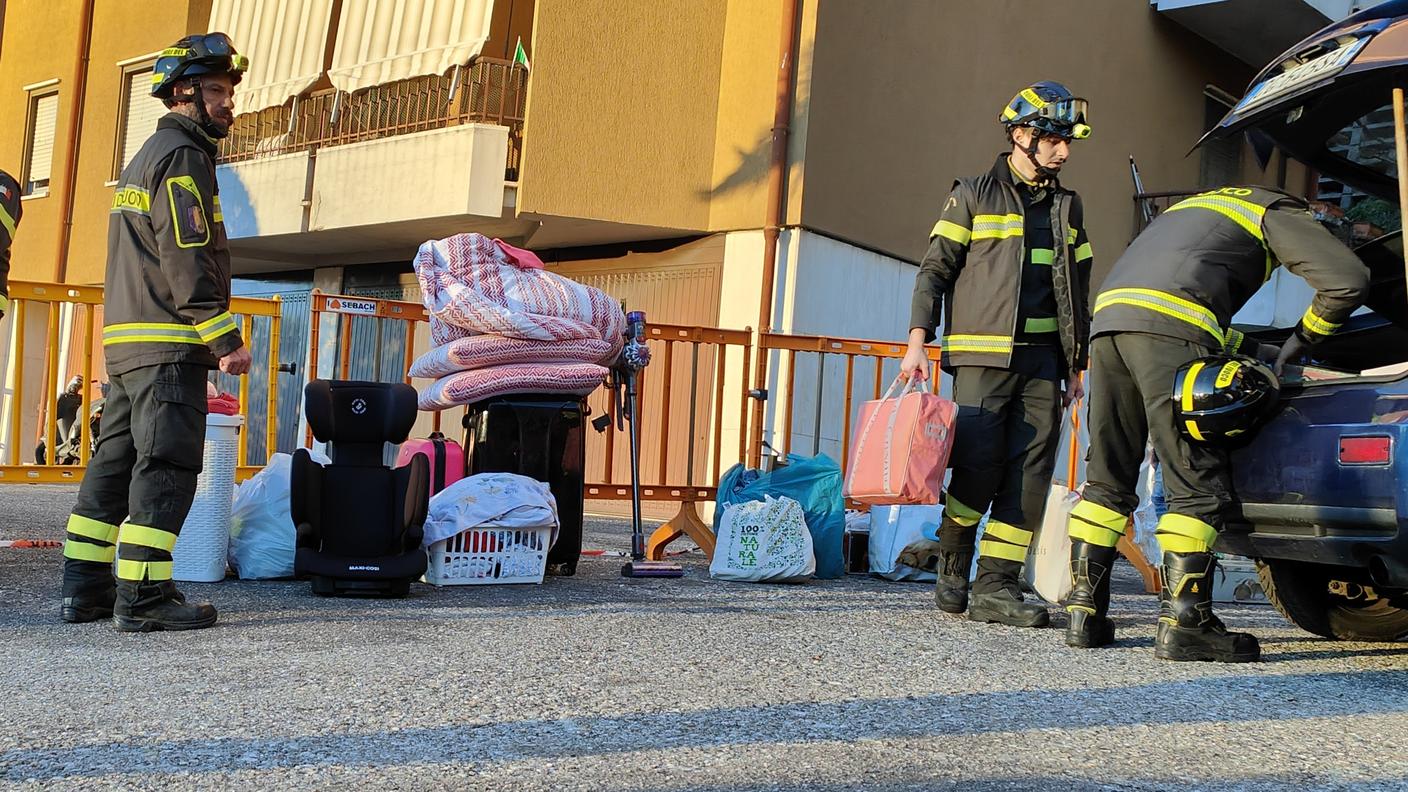 I pompieri aiutano gli sfollati di entrambe le palazzine a prendere il necessario dalle abitazioni