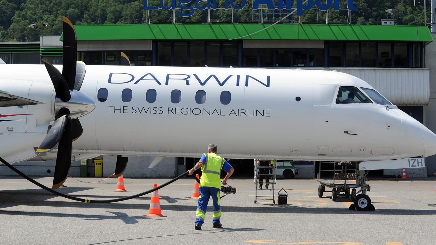 Un aereo della Darwin Airline ad Agno nel 2011