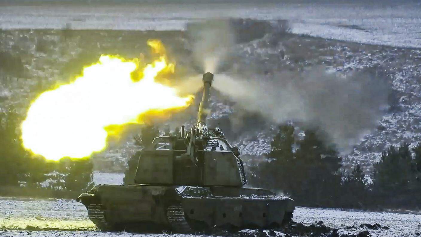 Un tank russo in azione a Donetsk