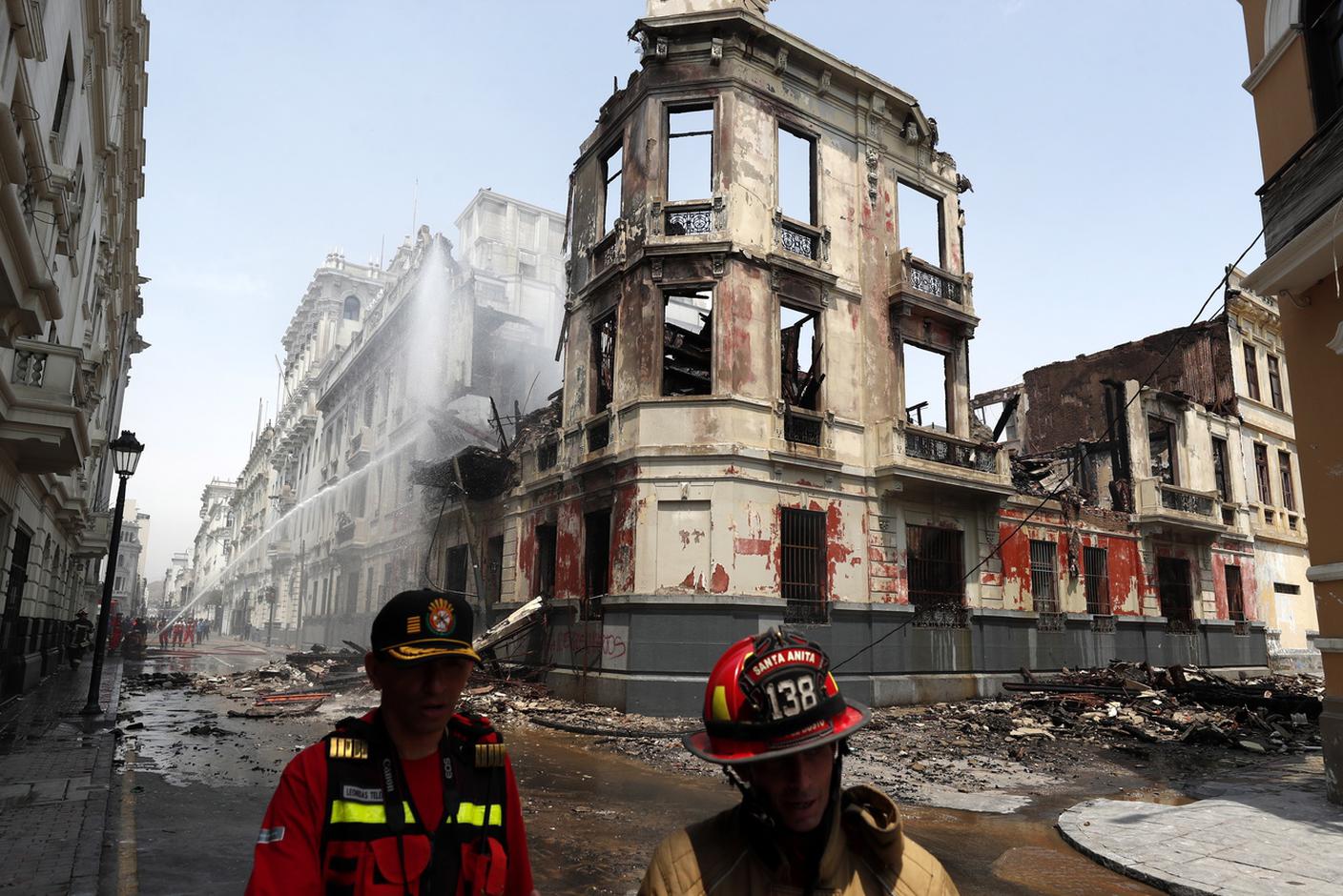L'edificio, che presentava gli interni in legno, è andato completamente distrutto