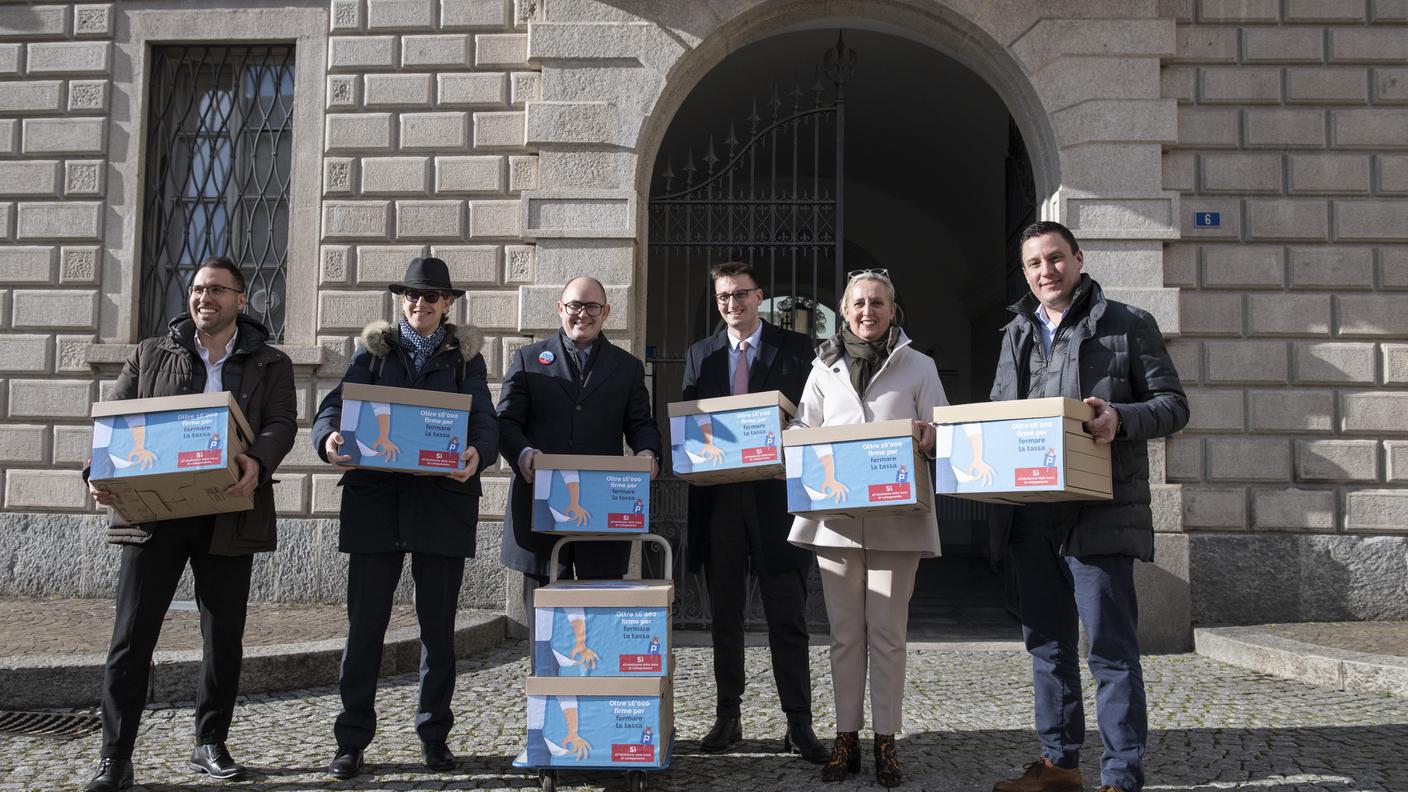 Il momento della consegna da parte di (da sinistra):  Claudio Isabella, Paolo Pamini, Gianluca Padlina, Fabio Kaeppeli e Piero Marchesi