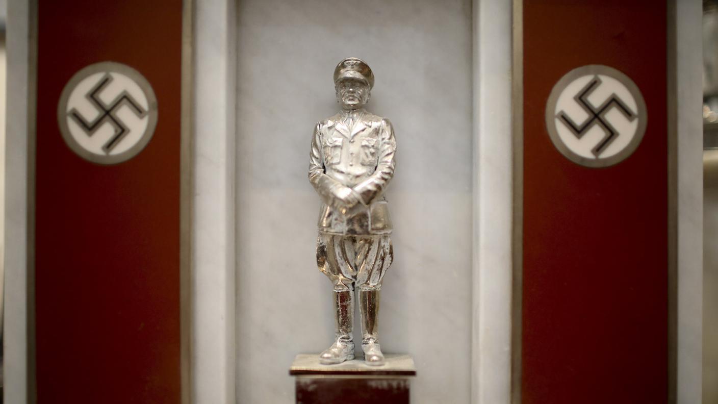 Una statua di Adolf Hitler mostrata al museo dell'Olocausto di Buenos Aires
