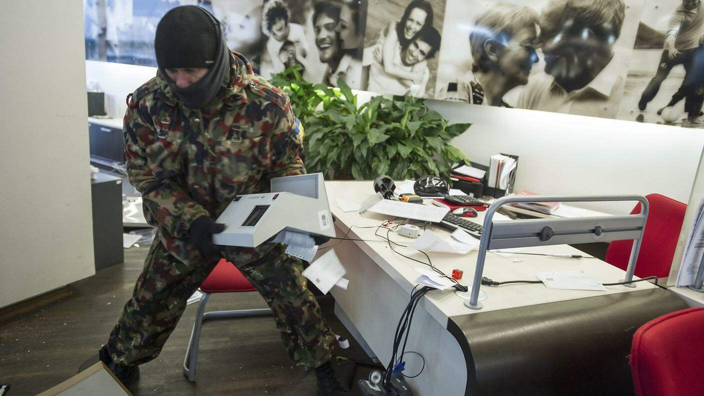 Militari in azione in un ufficio a Kiev