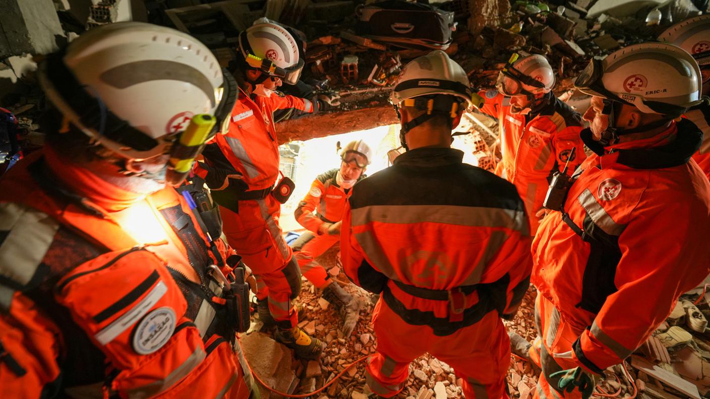 Soccorritori svizzeri tra le macerie di Hatay, Turchia, l'8 febbraio 2023