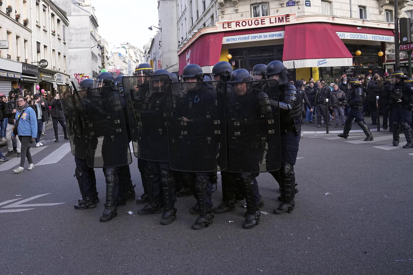 La manifestazione a Parigi con la polizia in strada
