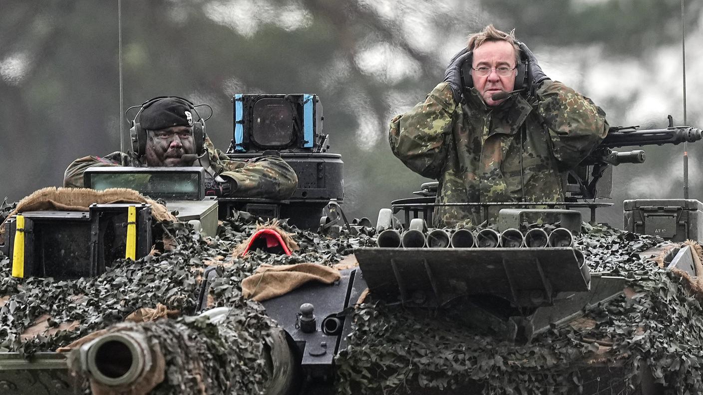 Il ministro tedesco della Difesa, Boris Pistorius, su un carro armato Leopard 2