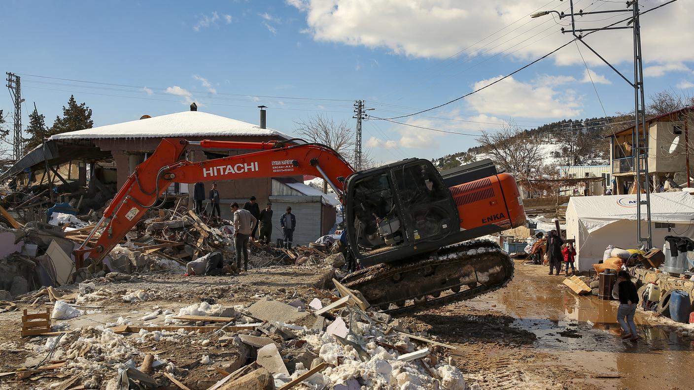 Soccorritori in azione a Kahramanmaras