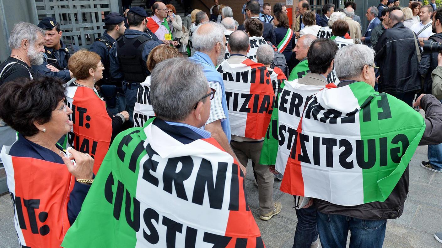 I parenti delle vittime dell'amianto nel 2015 davanti al Palazzo di Giustizia di Torino