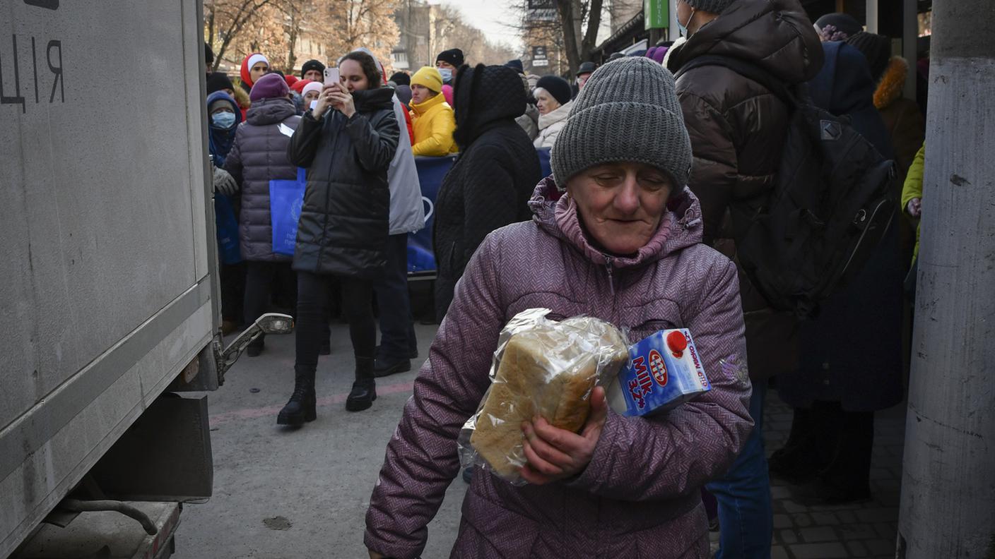 Una distribuzione di beni alimentari a Zaporizhzhya