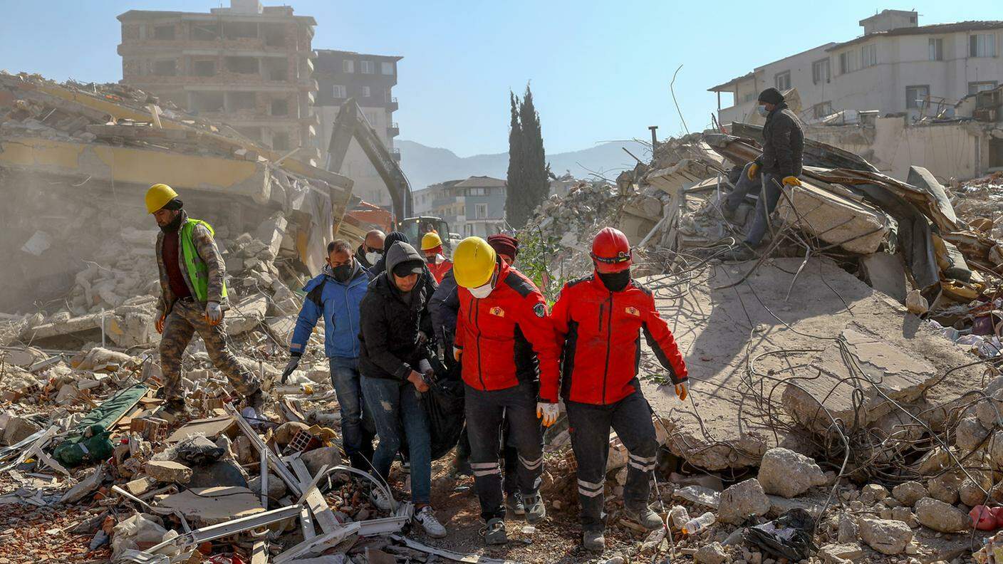 Soccorritori tra la devastazione di Hatay, Turchia