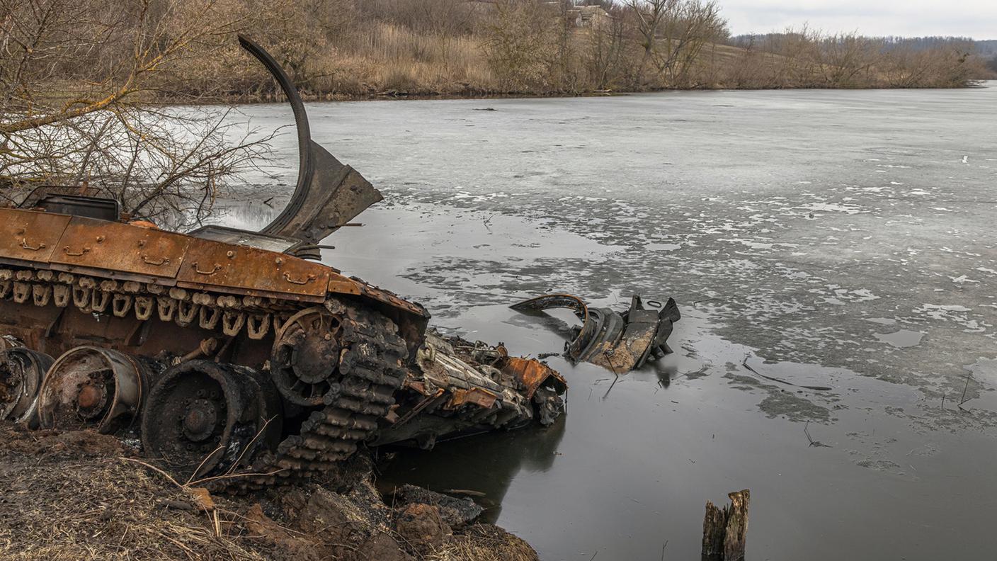 Un carro armato russo distrutto vicino alla località di Trostyanets nella regione di Sumy
