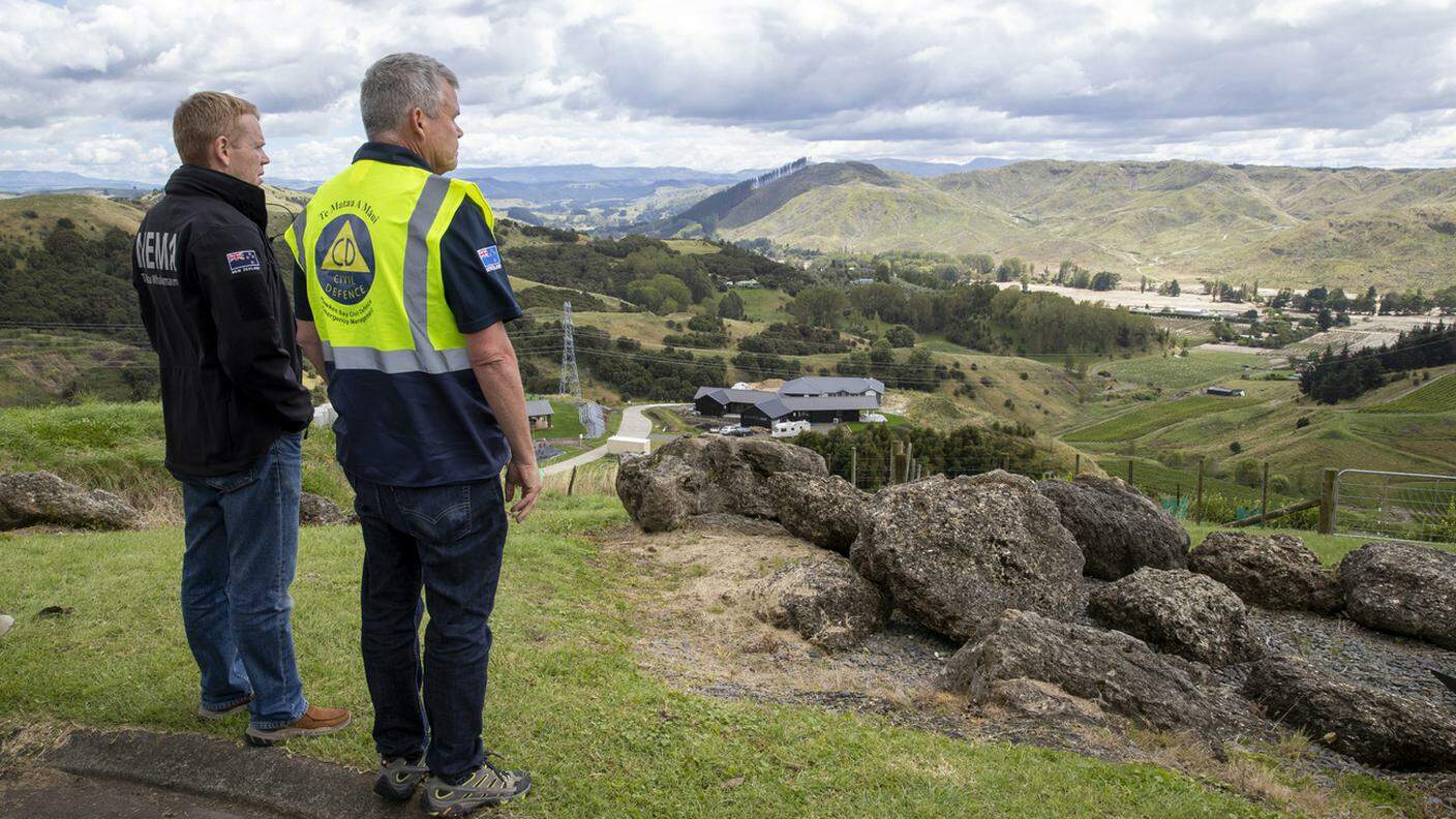 Il primo ministro neozelandese Chris Hipkins (a sinistra) esamina i danni provocati dal ciclone Gabrielle