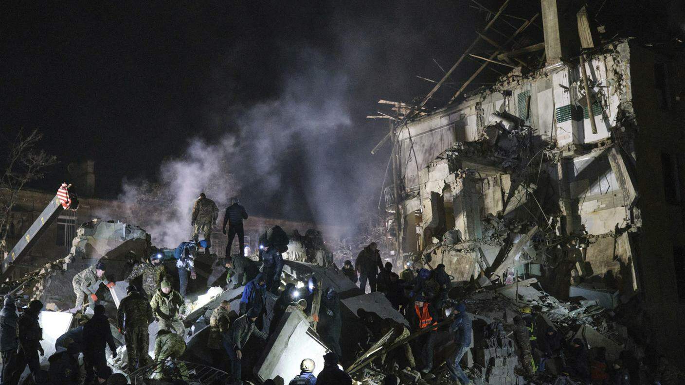 Un palazzo distrutto dai bombardamenti russi a Kramatorsk, Ucraina