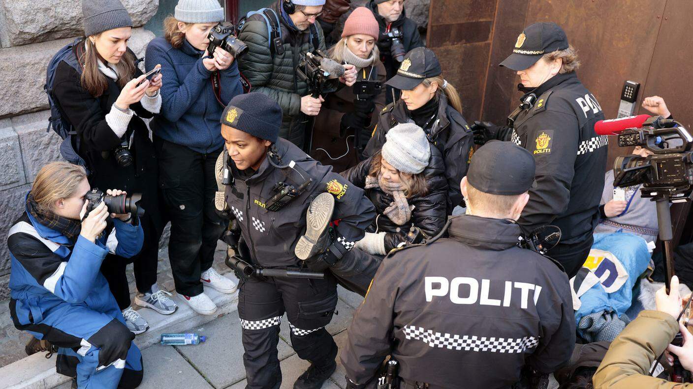 Greta Thunberg è stata sollevata e allontanata con la forza dalla polizia