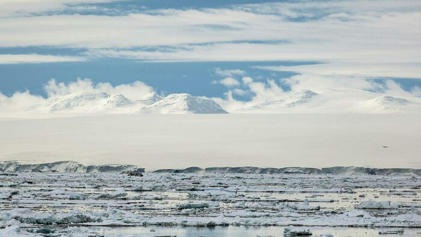La piattaforma di ghiaccio che si estende a Nord-Est della Penisola antartica