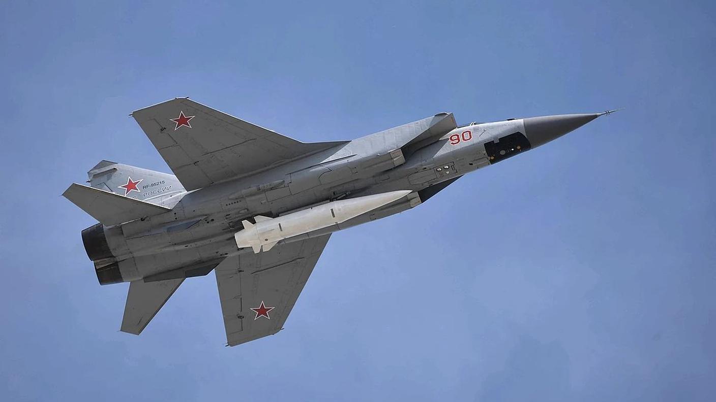 Un caccia russo MiG-31 armato con un missile Kinzhal in volo sopra l'Ucraina