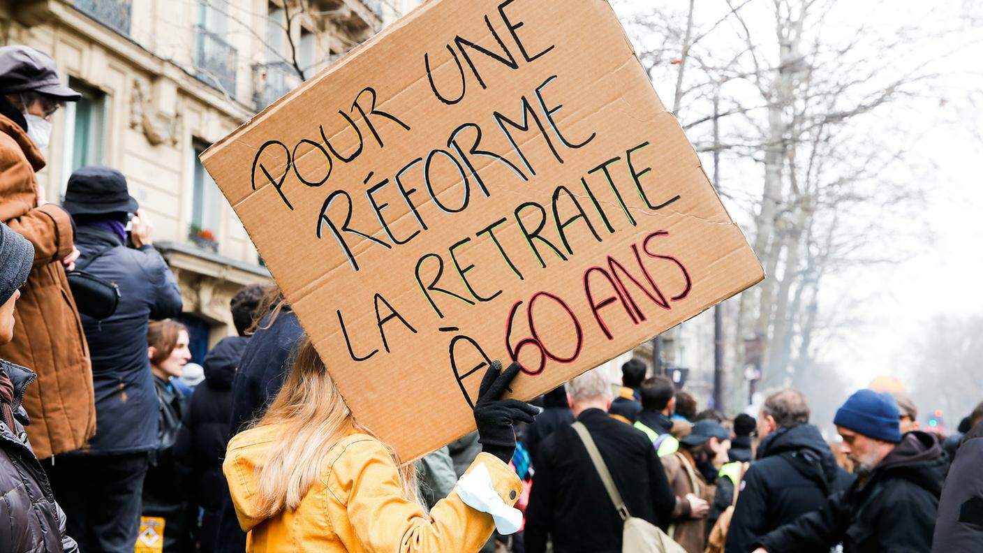 Una dimostrante chiede una riforma delle pensioni a 60 anni e non a 64, come vorrebbe il Governo francese