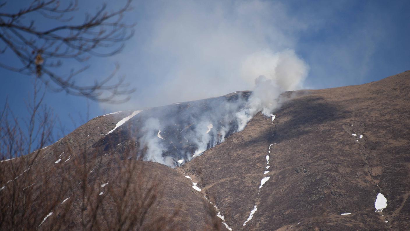 Prati in fiamme sul Gazzirola