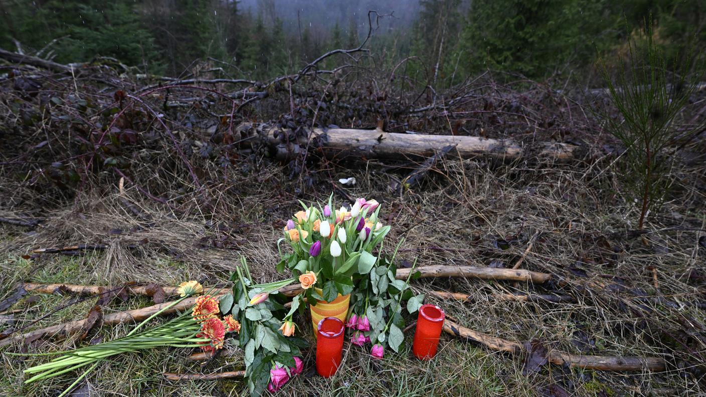 Fiori per la dodicenne morta