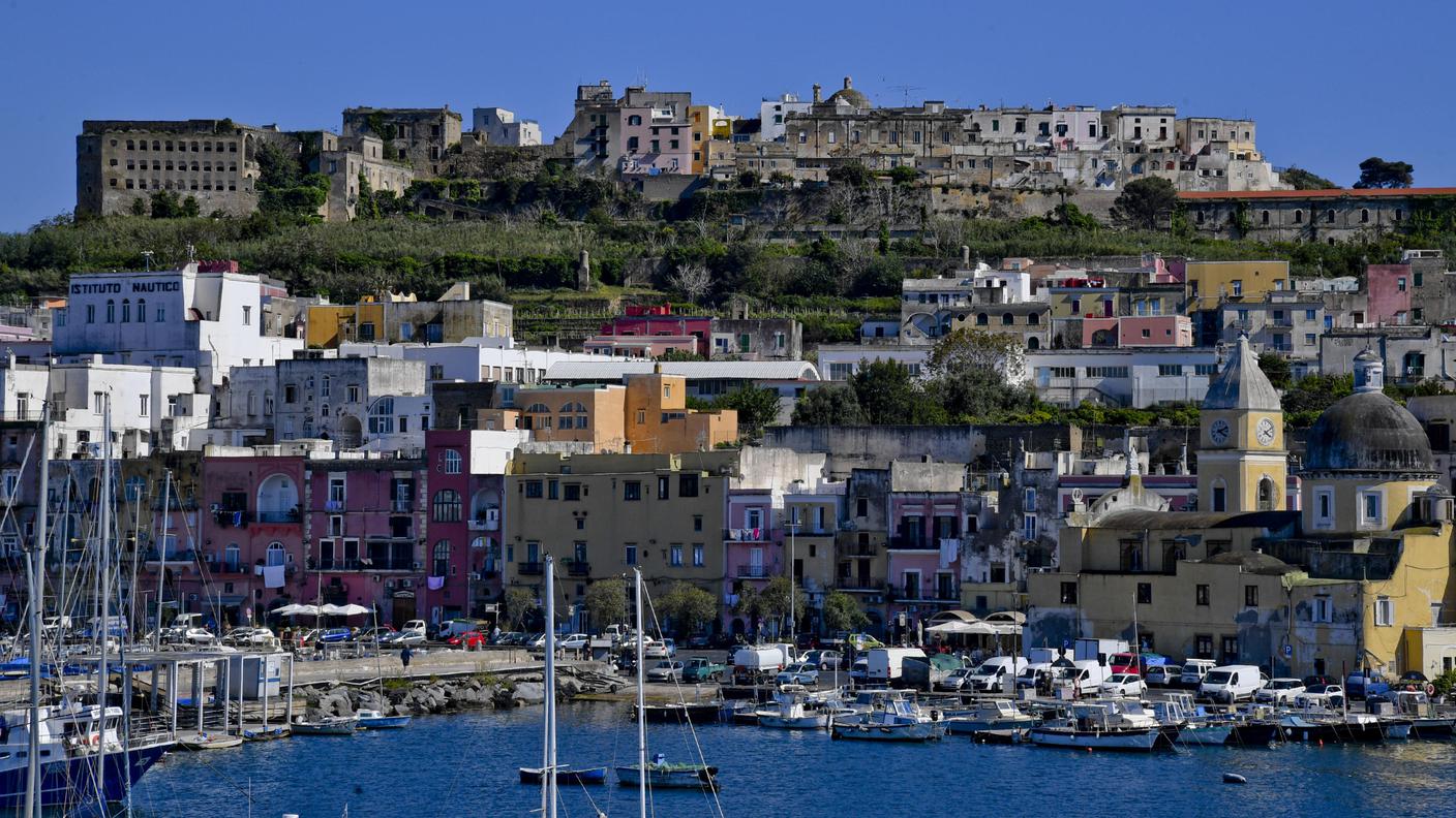 Il porto di Procida, l'isola del golfo di Napoli