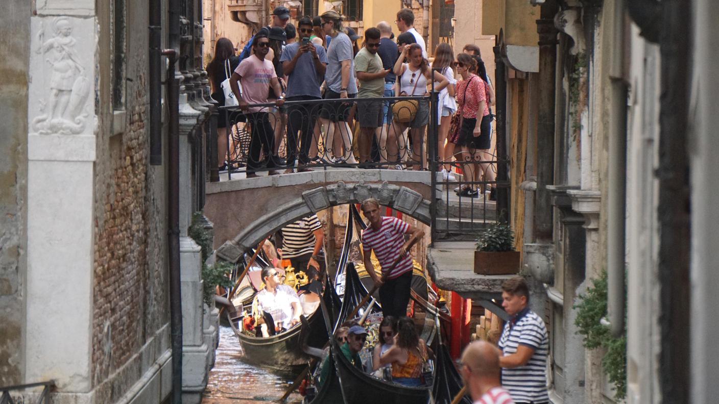 Gondole e turisti su un canale interno del centro storico di Venezia