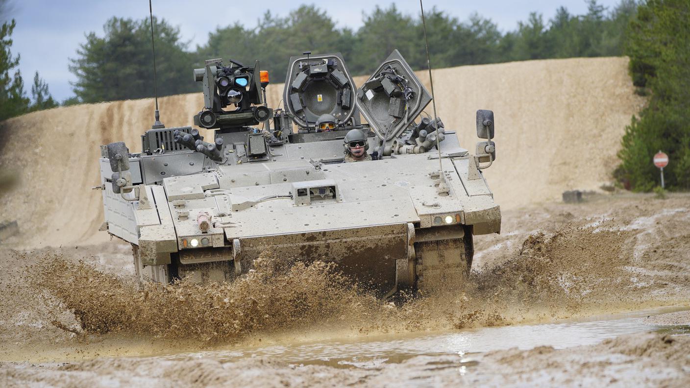 Un carro armato Challenger 2, capace di sparare proiettili che contengono uranio