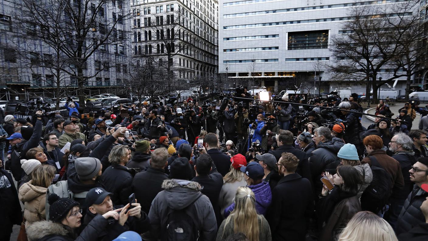 Giornalisti fuori dal tribunale di New York