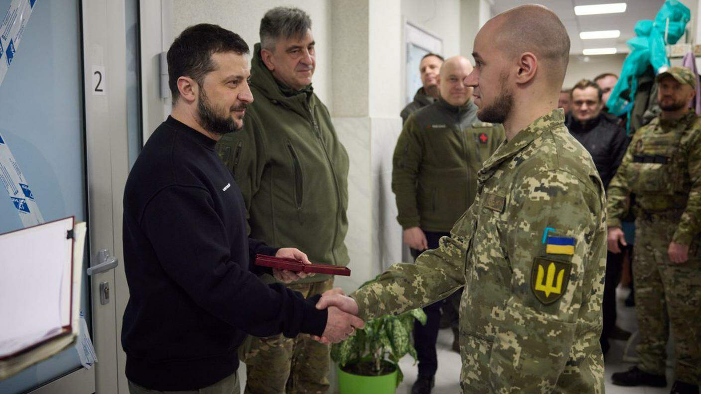 Volodymyr Zelensky premia i soldati ucraini che combattono da molti mesi a Bakhmut