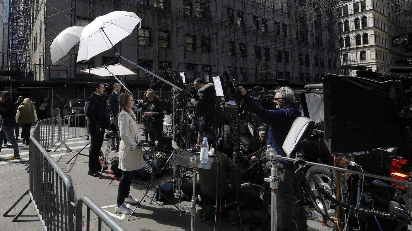 Giornalisti in attesa davanti al tribunale di New York