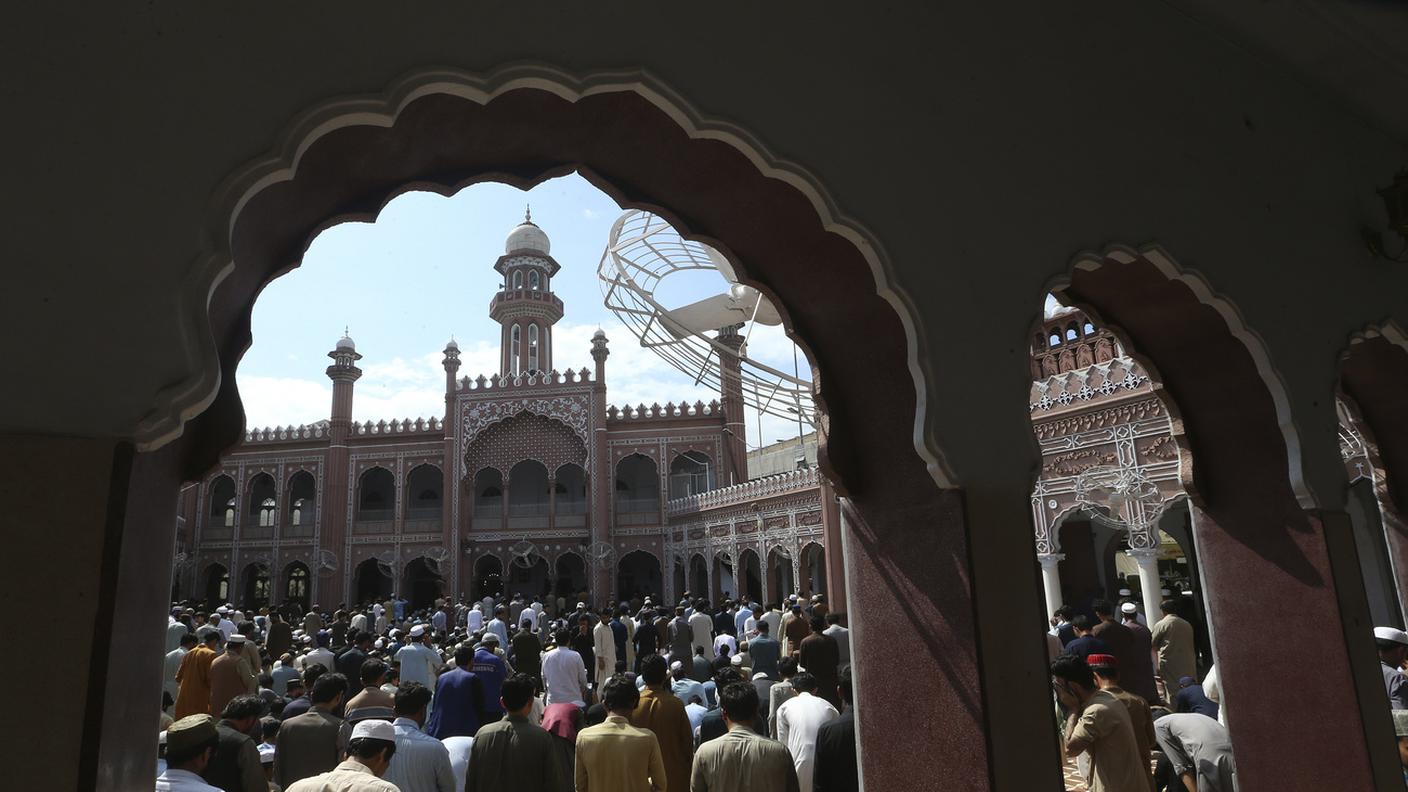 Persone in preghiera a metà giornata nella storica moschea di Sunehri, nel primo giorno del mese di digiuno del Ramadan, a Peshawar, in Pakistan