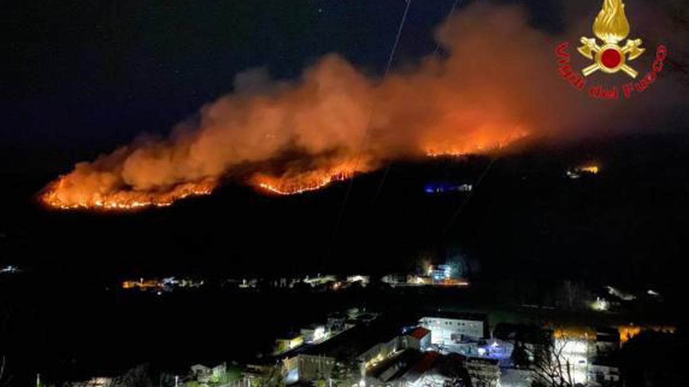Le fiamme vicino alle case a Montegrino Valtravaglia