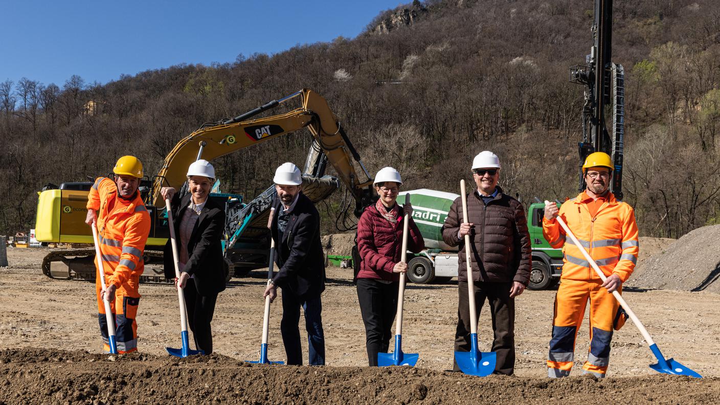 Foto_Primo  colpo di pala_avvio cantiere nuova sede DSU.jpg