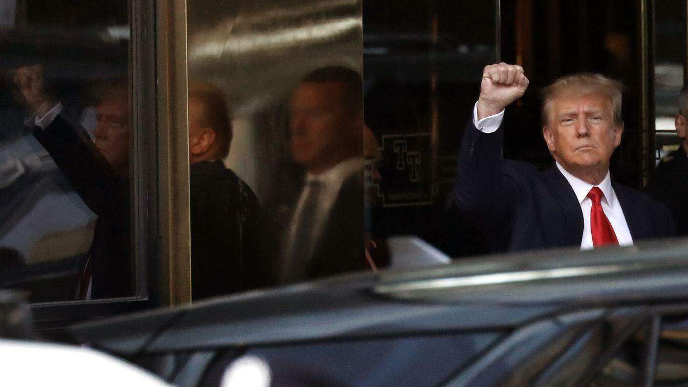 L'ex presidente Trump alza il pugno prima di dirigersi in tribunale
