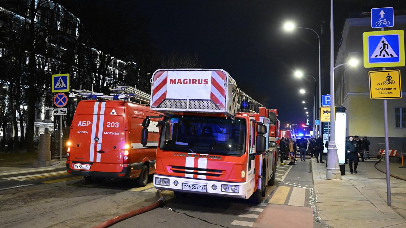 Un'autopompa parcheggiata davanti all'edificio del ministero della Difesa della Federazione russa