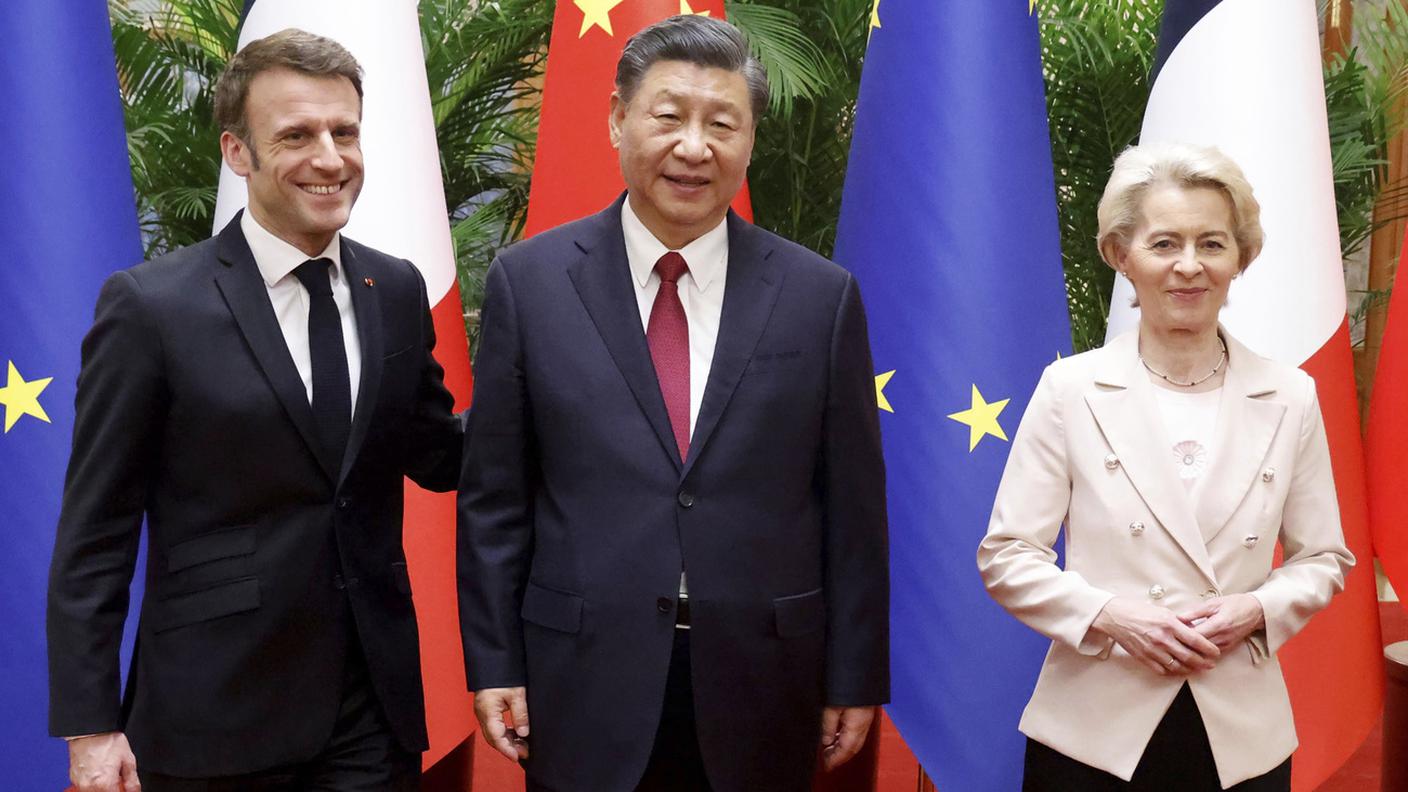 Il presidente francese Macron, il suo omologo cinese Xi Jinping e la presidente della Commissione UE, von der Leyen