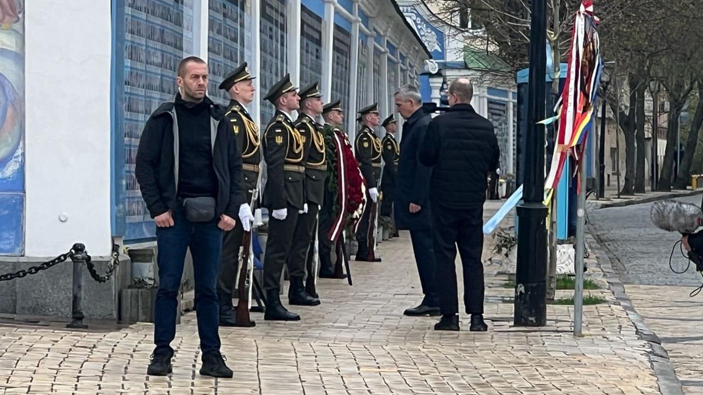 A Kiev Jens Stoltenberg omaggia i soldati ucraini morti nella guerra contro la Russia