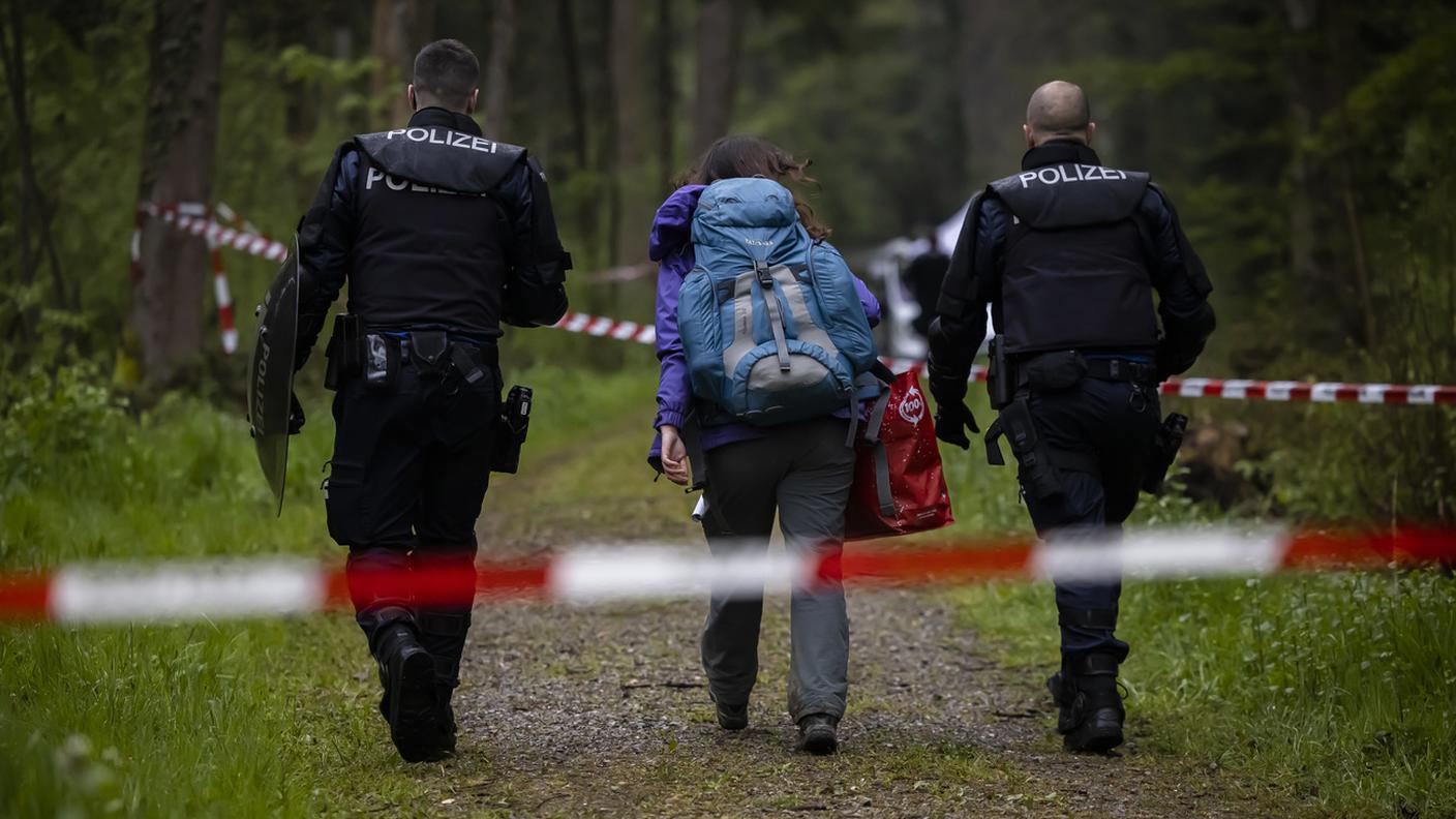 Una delle attiviste fatta allontanare dalla polizia