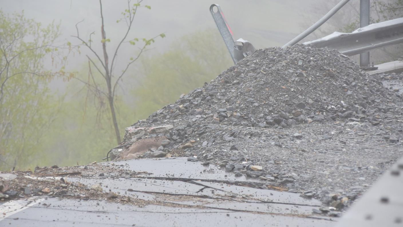 Val Calanca: sassi sulla strada cantonale