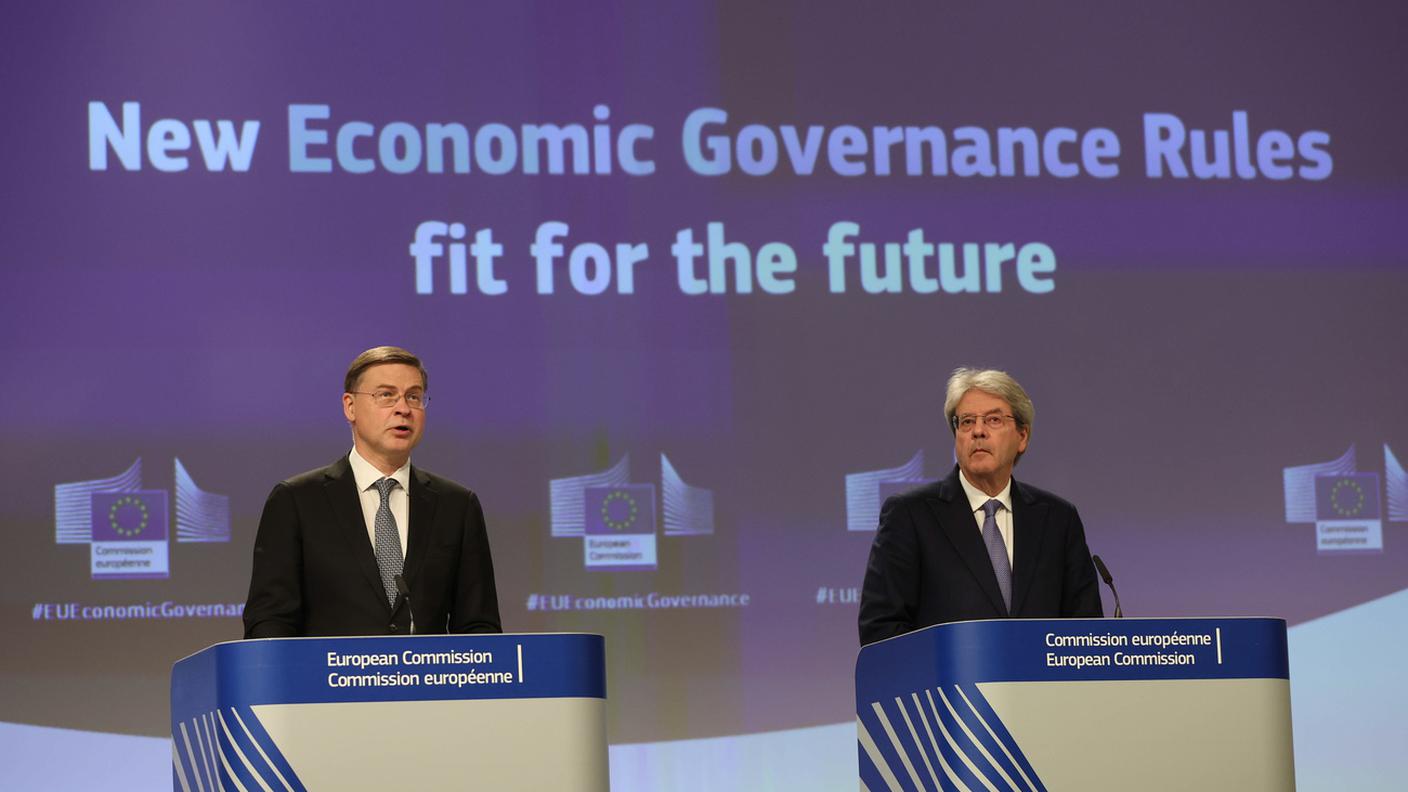 Il vicepresidente della Commissione UE, Valdis Dombrovskis, e il commissario UE all'Economia, Paolo Gentiloni 