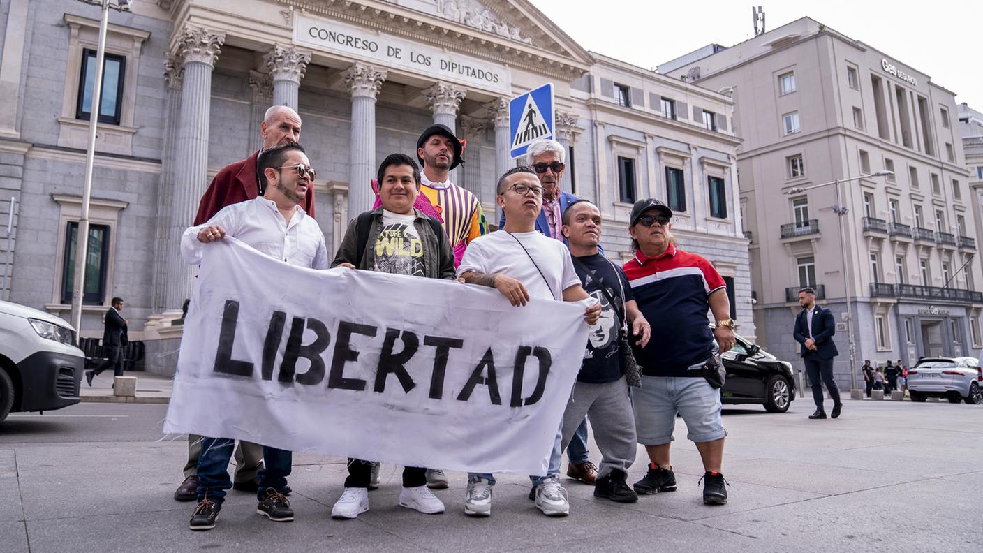 La compagnia in protesta davanti al Parlamento spagnolo