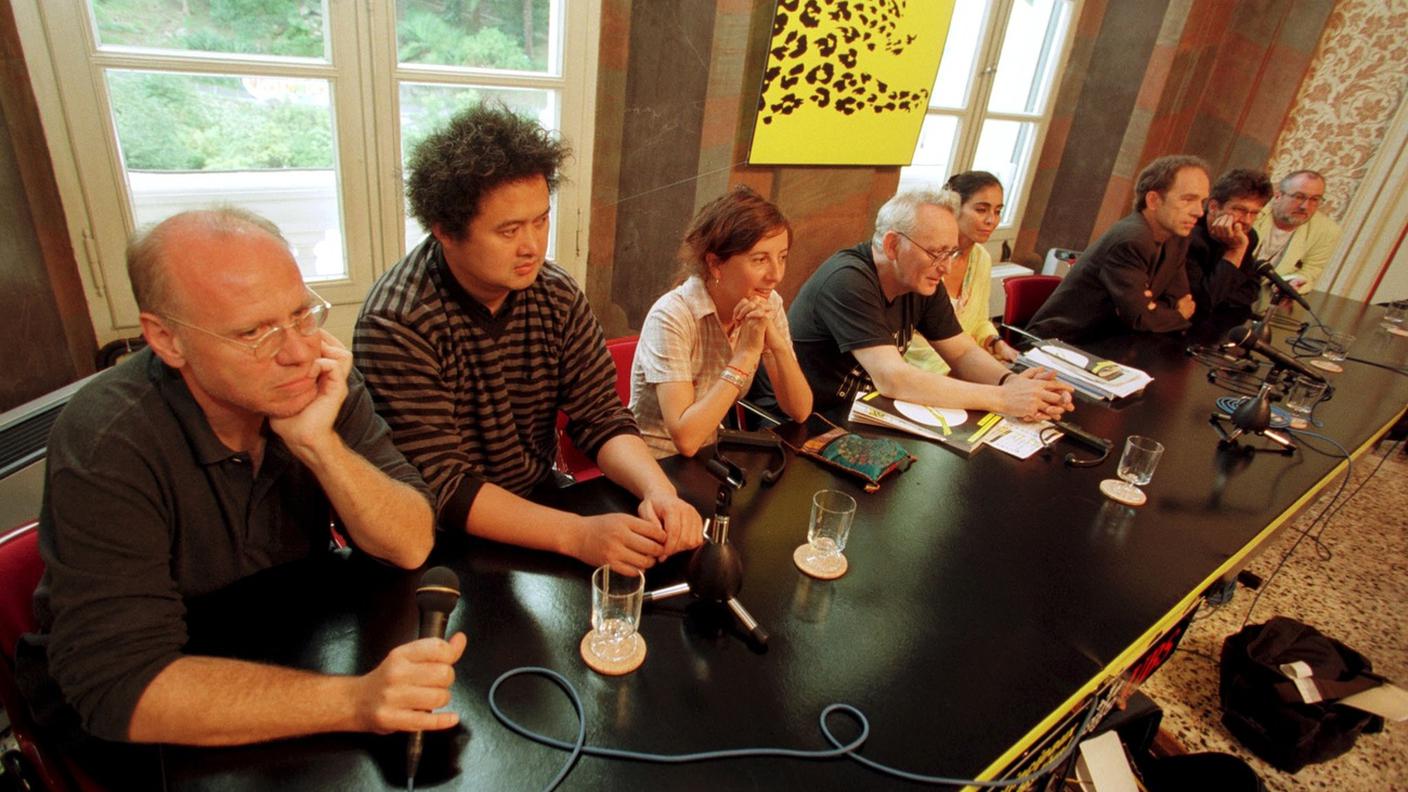Il secondo da destra, nel gruppo di giurati del Festival di Locarno del 2000