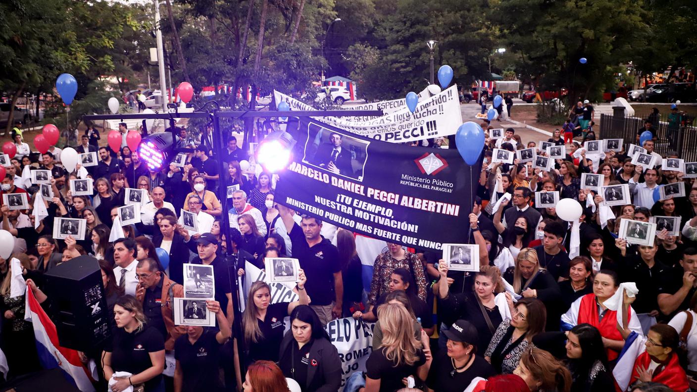 Manifestanti esprimono solidarietà nei confronti del magistrato ucciso