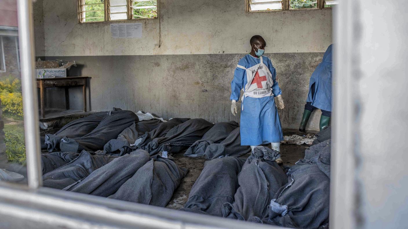 Alcuni dei corpi delle vittime in una scuola di Bushushu, nella provincia di South Kivu 