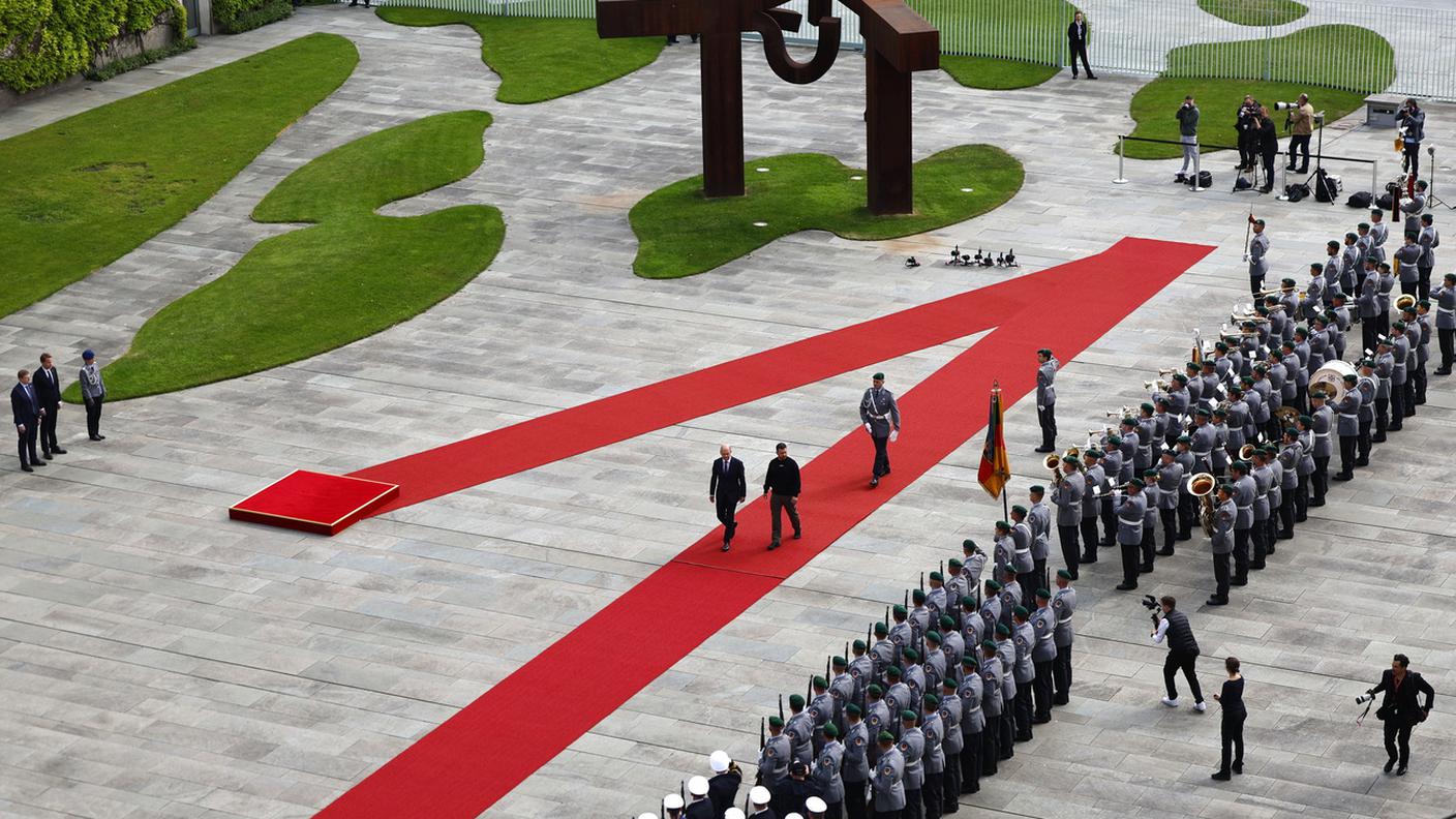 Il presidente ucraino e il cancelliere tedesco passano in rassegna il picchetto d'onore schierato davanti al Bundeskanzleramt