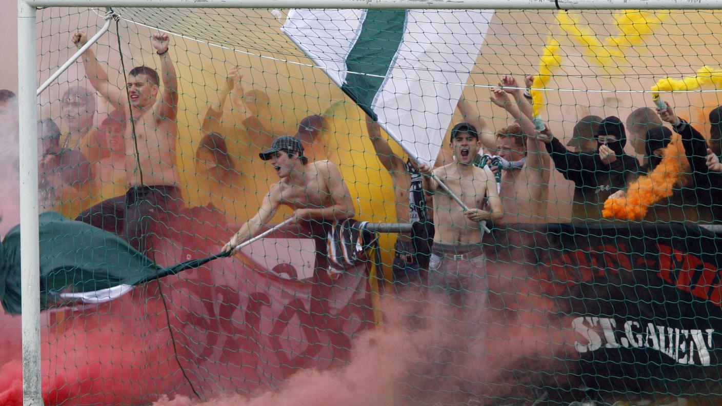 Gli ultras del San Gallo hanno lanciato petardi, bengala, bottiglie e pietre