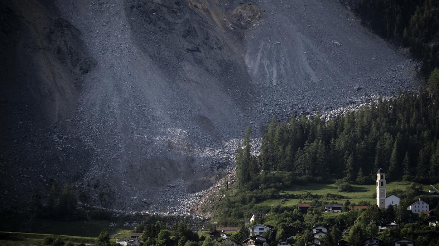 L'accesso alla zona è sbarrato dopo l'evacuazione del villaggio