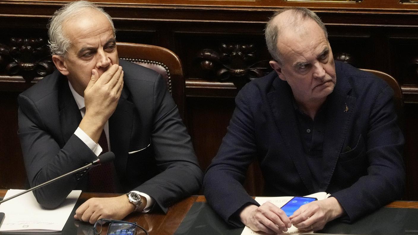 Il ministro dell'Interno Matteo Piantedosi (a sinistra) e il ministro per gli Affari regionali e le Autonomie Roberto Calderoli
